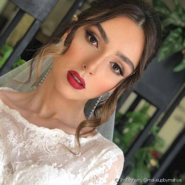 Para um visual mais ousado, as noivas morenas podem usar um batom vermelho (Foto: Instagram @makeupbymahya)